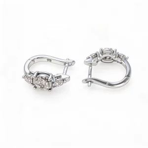 Alternative view of Orecchini Trilogy a Cerchio in Oro Bianco 18kt e Diamanti VVS