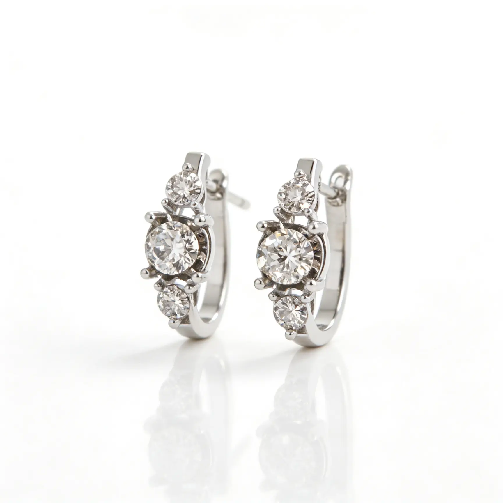Orecchini Scintillante Abbraccio in Oro Bianco 18kt e Diamanti VVS - immagine 3