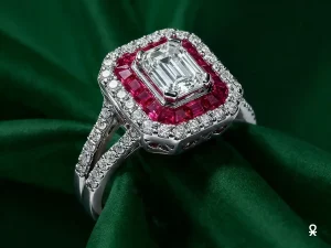 Anello Halo in Oro Bianco 18k con Diamante Taglio Smeraldo e Rubini Carré