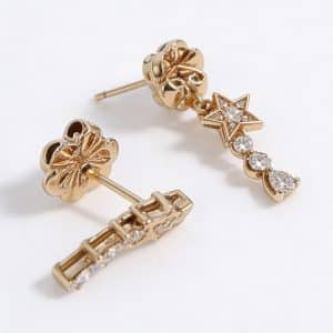 Alternative view of Orecchini Ear Climber a costellazione in oro giallo 18kt e diamanti VVS